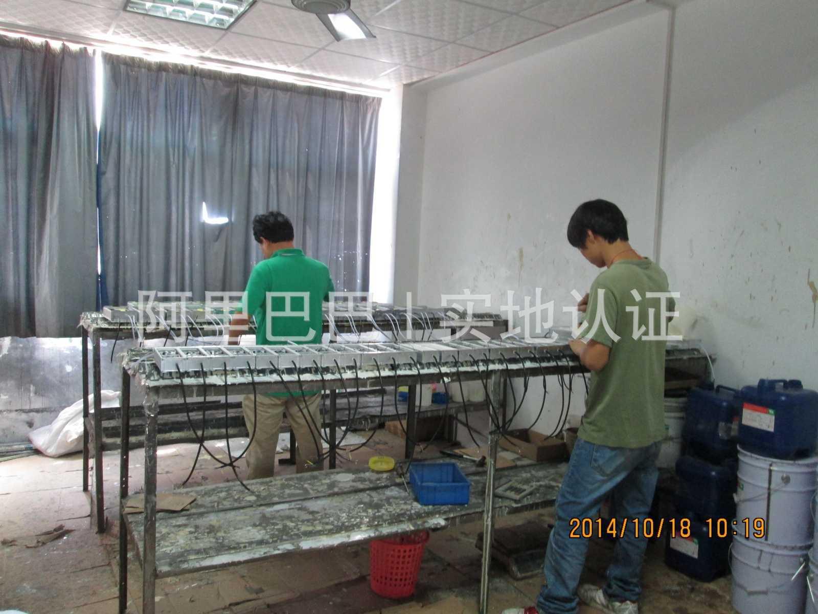 LED防水電源灌膠中